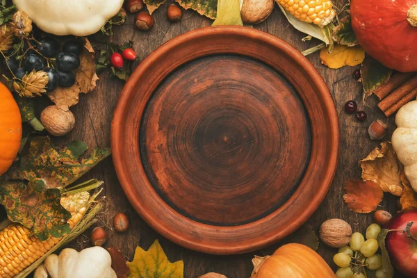 Thanksgiving Day Concept Autumn Background Fallen Leaves Fruits Vintage Table — Stock Photo, Image