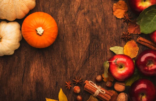 Thanksgiving Achtergrond Voedsel Herfst Oogstconcept Rustieke Tafel Met Appels Pompoenen — Stockfoto