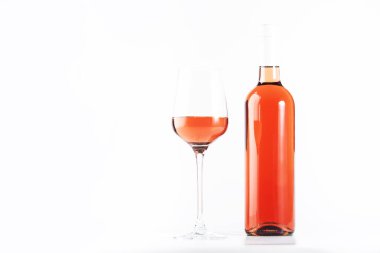 Beyaz masadaki kırmızı şarap kadehi. Rosado, rosato ya da şarap tadımı, bar konsepti. Boşluğu Kopyala