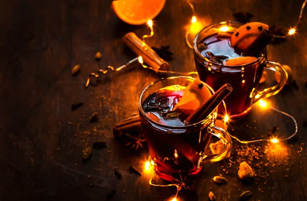 Natal Mulled Vinho Tinto Com Especiarias Frutas Mesa Rústica Madeira — Fotografia de Stock