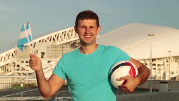 Hombre fanático del fútbol con la bandera de Argentina. Abanico de fútbol con bandera argentina . — Vídeo de stock