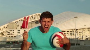 Çin bayrağı ile erkek futbol fan.