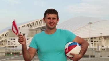 Futbol fanatiği bir İsviçre bayrağı ile.