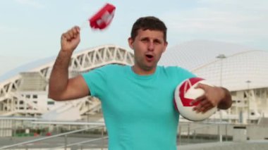 Adam futbol fan ile İsviçre bayrağı.