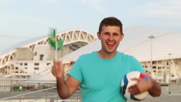 Voetbalfan van de man met de vlag van Brazilië. — Stockvideo