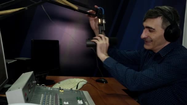 Ein DJ spricht in ein Mikrofon eines Radiosenders. — Stockvideo