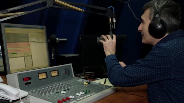 Radyo İstasyonu, Erkek Dj canlı. — Stok video
