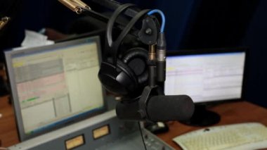Radyo İstasyonu, profesyonel Mikser konsol, mikrofon ve kulaklıklar.