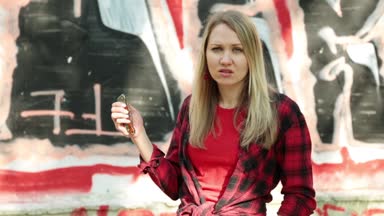 Bir kadın bir bıçakla bir suçludur.