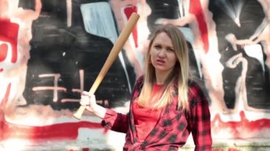 Bir kadının zorba bir beysbol sopası ile.