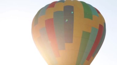 Bir büyük hava balonu gökyüzüne, yakın çekim.