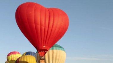 Güzel hava balonlar gökyüzünde uçmak.