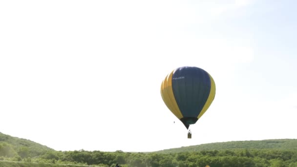 Balon jest latające na niebie. — Wideo stockowe