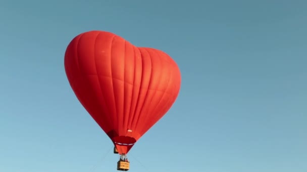 Hőlégballon, egy piros szív alakú. — Stock videók