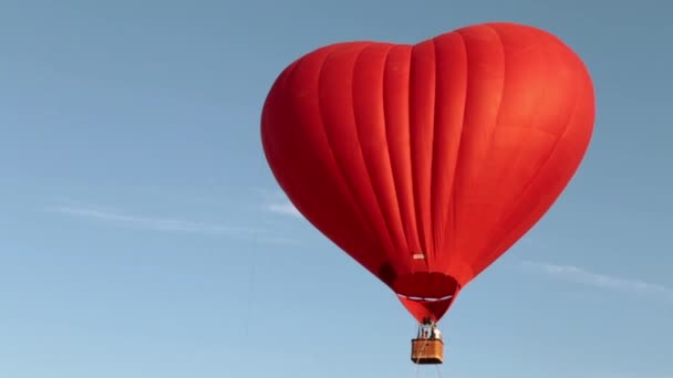 Beautiful air balloon in the shape of a red heart. — Stock Video