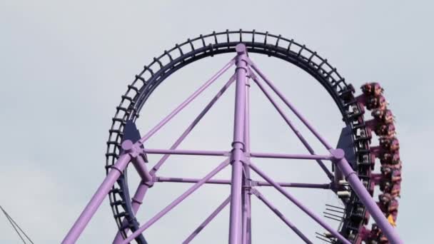 Roller coaster, yakın çekim. Eğlence Parkı, konumlar. — Stok video