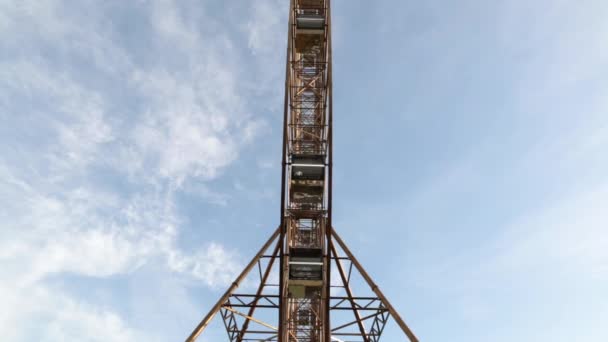 Rueda de la fortuna, atracciones, parque de atracciones . — Vídeo de stock