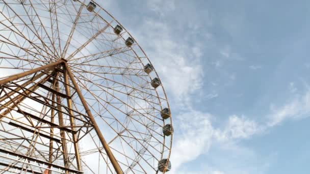 Atrações, uma roda gigante, um parque de diversões . — Vídeo de Stock