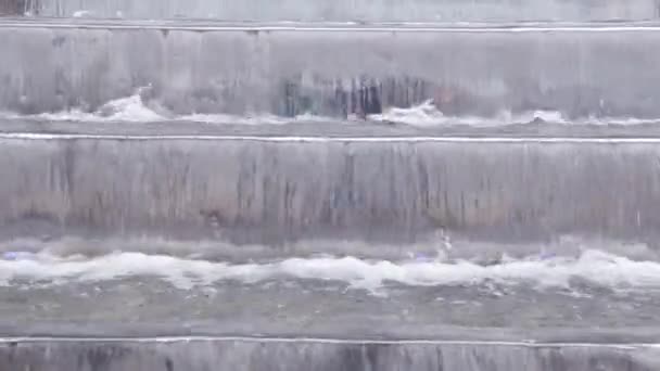 Kaskadenbrunnen. Kaskadenwasserfall. — Stockvideo