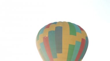 hava balonu güneşin arka karşı uçar.
