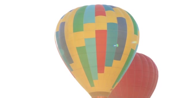 Globos de aire vuelan en el cielo . — Vídeo de stock