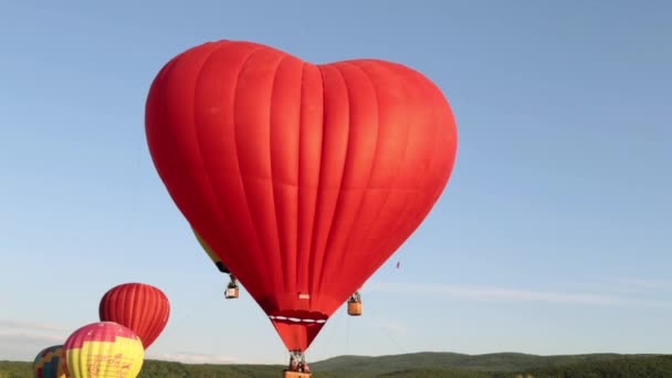 Un gran globo de aire rojo en forma de corazón . — Vídeo de stock