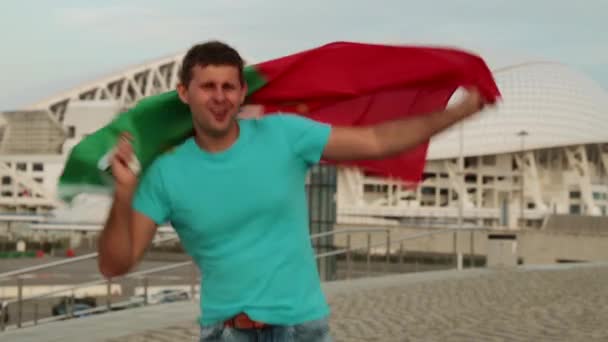 Ein Mann ist ein Fan mit der Flagge Portugals. — Stockvideo