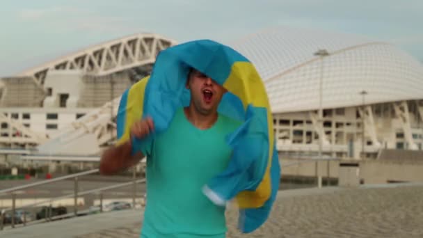 Mies on fani Ruotsin lipun kanssa . — kuvapankkivideo