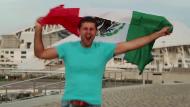 Homem é um fã com a bandeira do México . — Vídeo de Stock