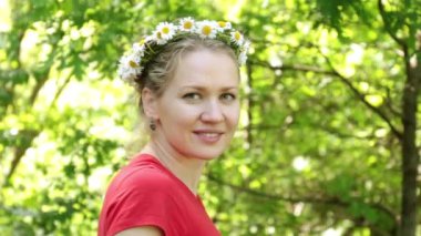 Güzel genç kadın papatya başında bir çelenk ile.