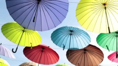 Gökyüzü güneş karşı çok renkli şemsiyeler.