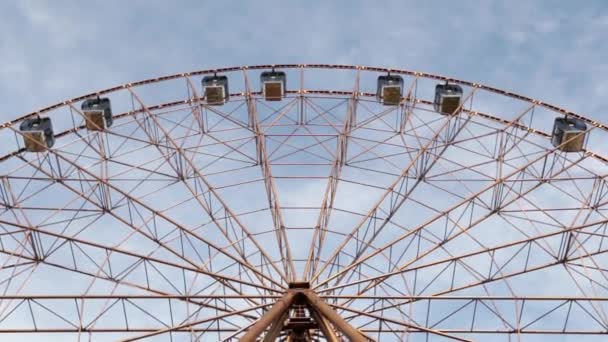 Attraction of the Ferris wheel. Amusement park. — Stock Video