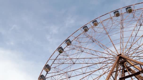 Amusement park. Attraction of the Ferris wheel. — Stock Video