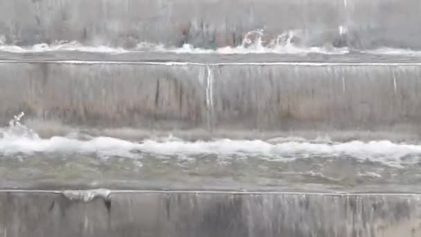 Wunderschöner Wasserfall und Brunnen. Wasser fließt auf den Stufen. — Stockvideo