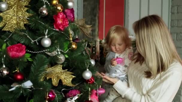 Χριστουγεννιάτικο δέντρο και γυναίκα με το μωρό. Χριστούγεννα και Πρωτοχρονιά. — Αρχείο Βίντεο