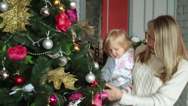 Noël et Nouvel An. Arbre de Noël et femme avec bébé . — Video