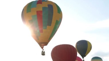 Güneş ışınları arka planı hava balonu çıkartıyor.