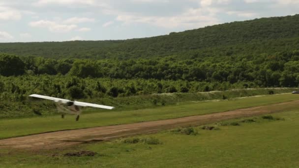 Landning en lätta flygplan i fältet. — Stockvideo