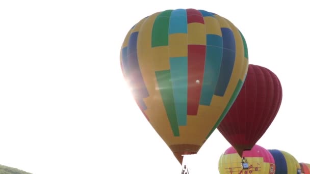 Globo de aire se eleva hacia el cielo — Vídeos de Stock