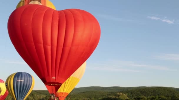 Festival de balões de ar. Balão de ar em forma de coração vermelho . — Vídeo de Stock