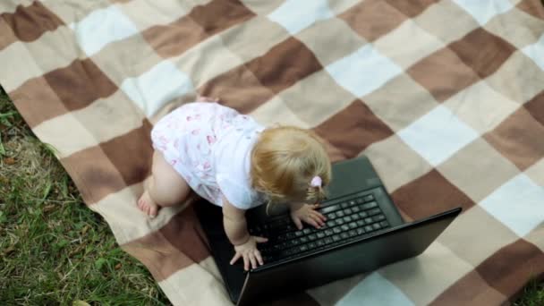 Μικρό παιδί με φορητό υπολογιστή σε εξωτερικούς χώρους. — Αρχείο Βίντεο