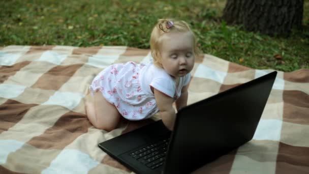 小孩子用笔记本电脑在公园里. — 图库视频影像