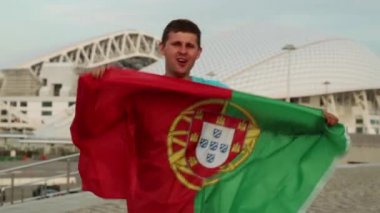 Adam Portekiz bayrağı ile bir futbol fanatiği. Bir fan ile Portekiz bayrağı.