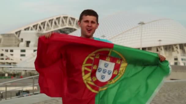 Ember egy focirajongó, a portugál zászló. A ventilátor Portugália zászlaja.