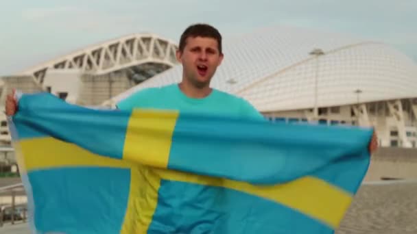 Hombre Fanático Del Fútbol Con Una Bandera Sueca Abanico Con — Vídeo de stock