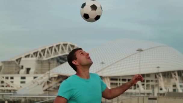 Hombre Está Metiendo Una Pelota Fútbol Cabeza Hombre Con Balón — Vídeo de stock