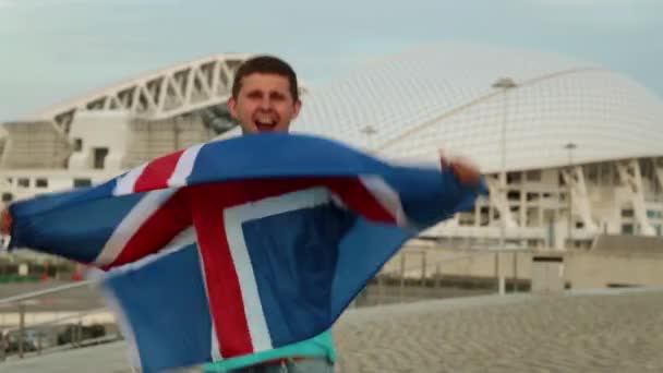 Een Man Een Voetbalsupporter Met Een Ijslandse Vlag Sportliefhebber Met — Stockvideo