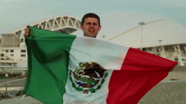 Een Man Een Voetbalsupporter Met Een Mexicaanse Vlag Sportliefhebber Met — Stockvideo