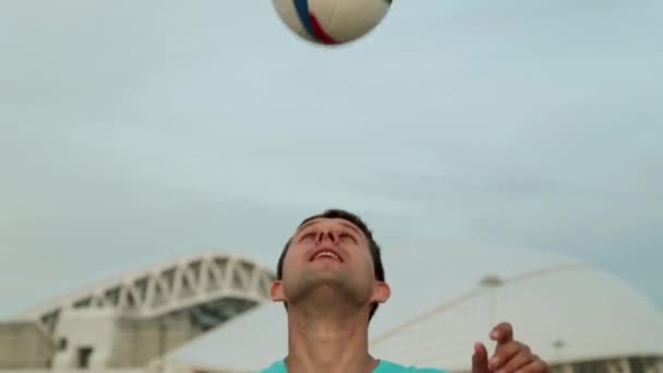 Ένας Άντρας Παίζει Μια Μπάλα Ποδοσφαίρου Ένας Άνθρωπος Είναι Χτύπημα — Αρχείο Βίντεο