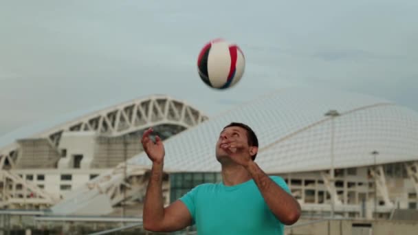 Hombre Está Jugando Con Una Pelota Fútbol — Vídeos de Stock